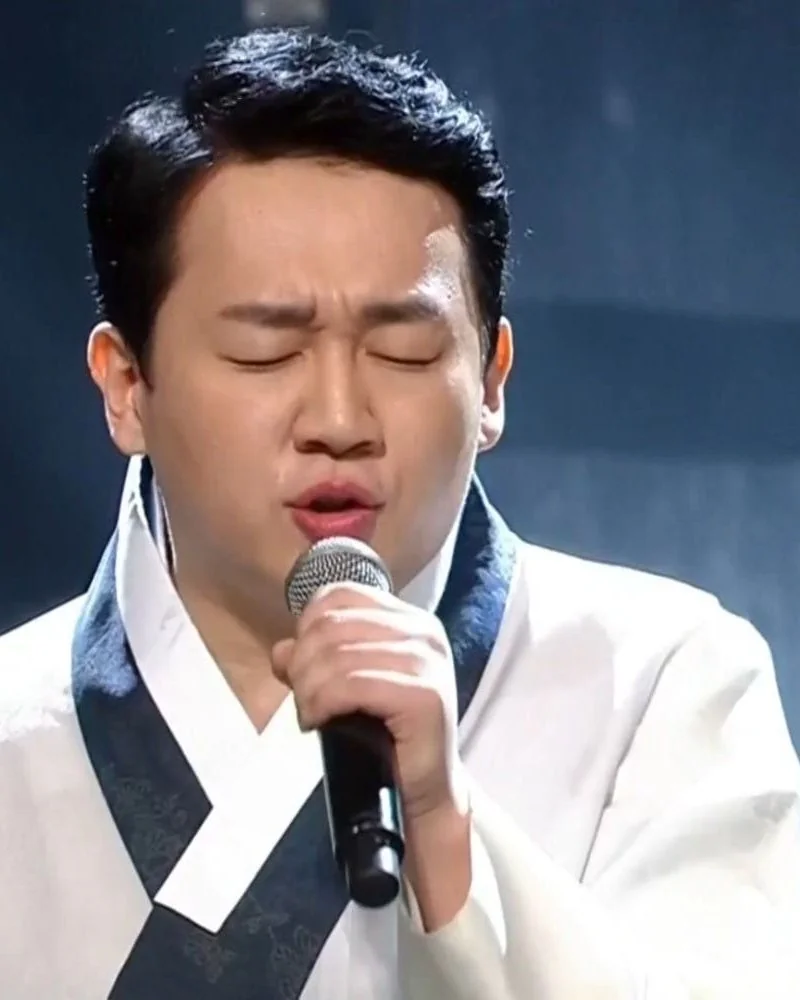 한복을 입고 눈을 감은 채 노래하는 최한울